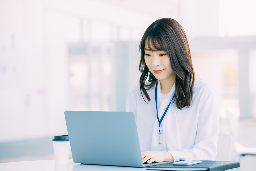 仕事する女性職員