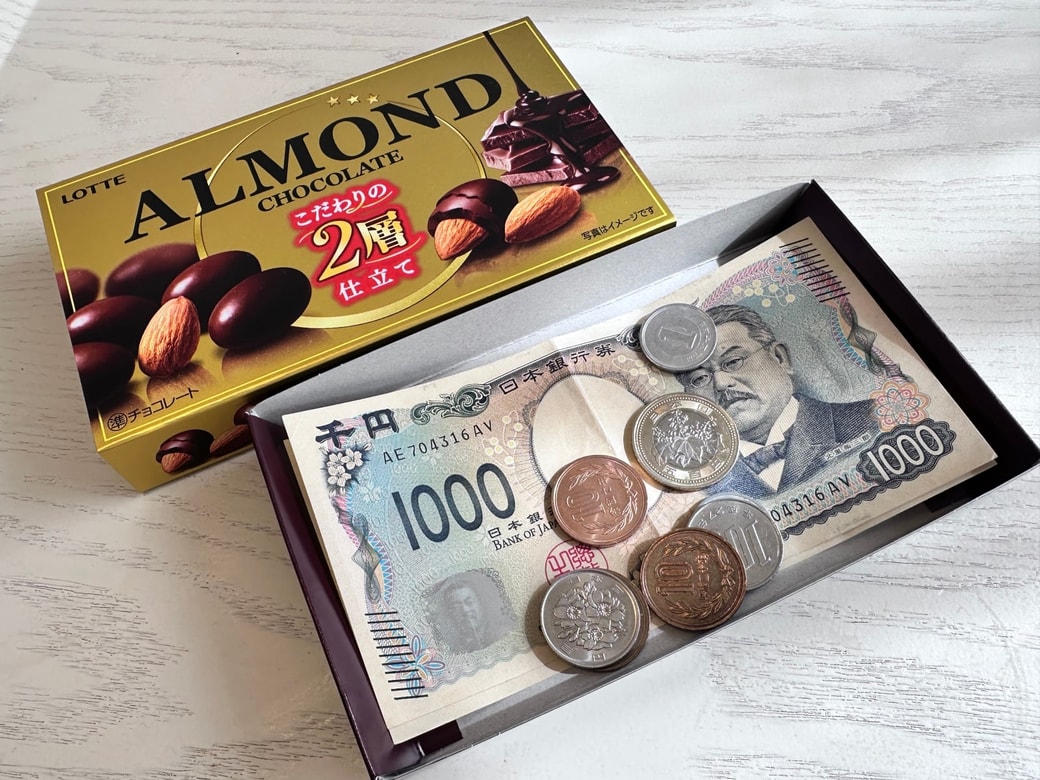 お札も小銭も入る