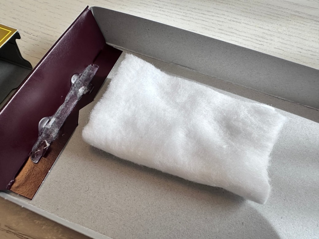 端っこの糊を取り除く