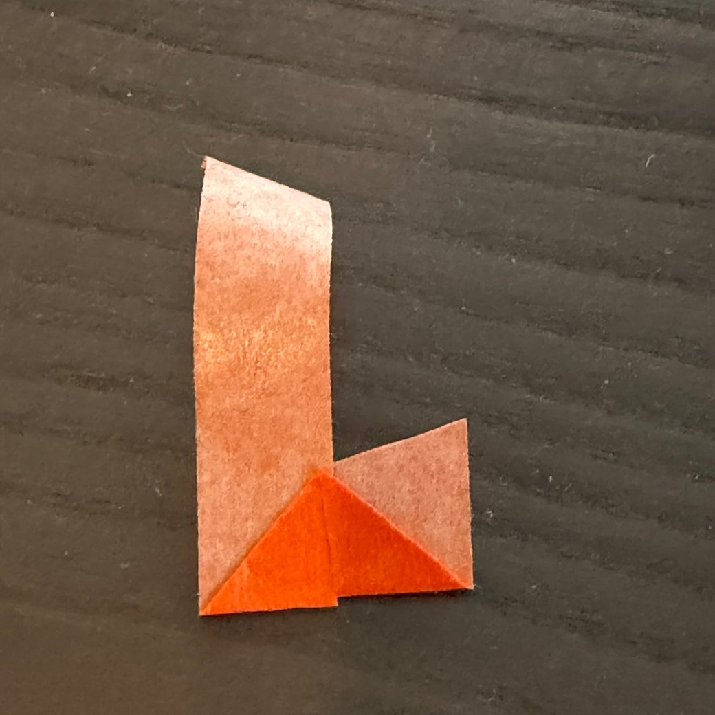 右側の三角部分の延長線上を斜めに切ったところ