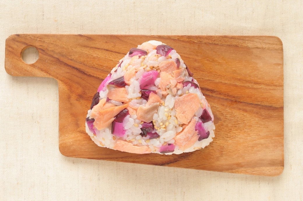 「鮭としば漬けのおにぎり」