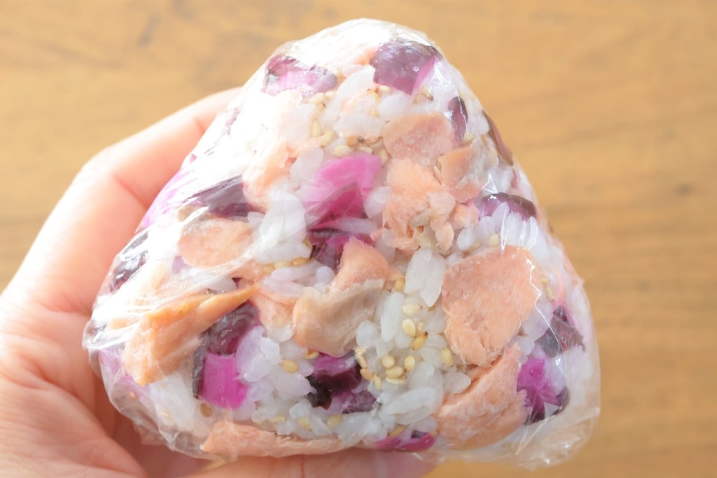 「鮭としば漬けのおにぎり」