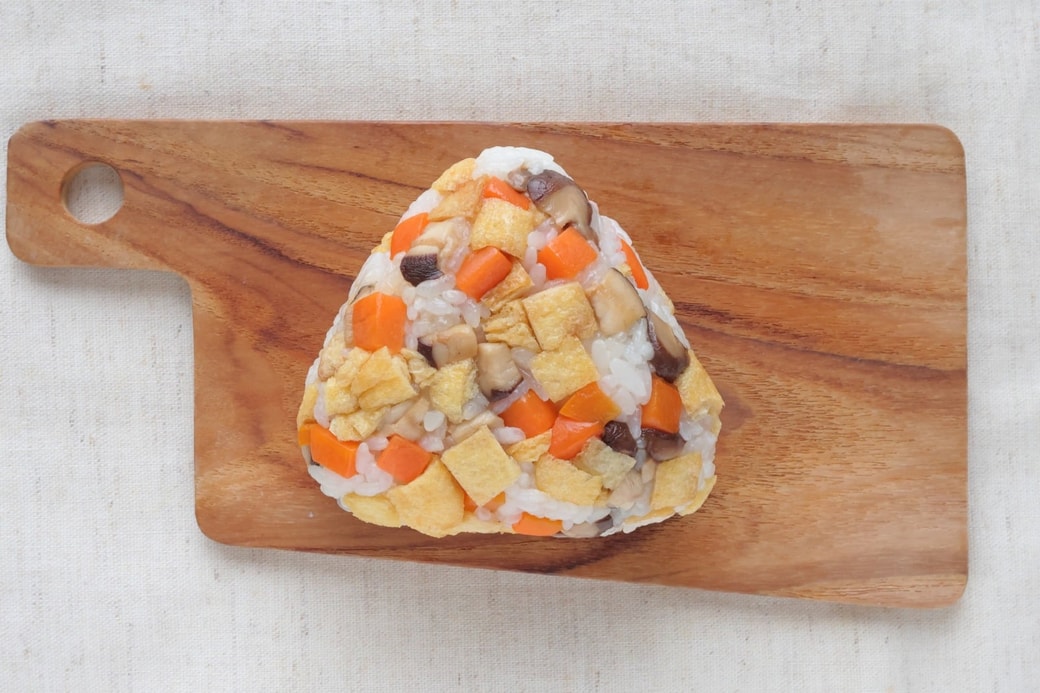 「にんじんとしいたけと油揚げのおにぎり」