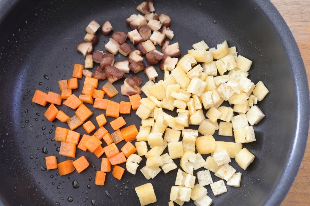 「にんじんとしいたけと油揚げのおにぎり」