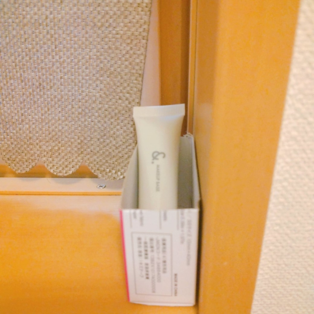 伴奏この箱に入れたチューブタイプの化粧下