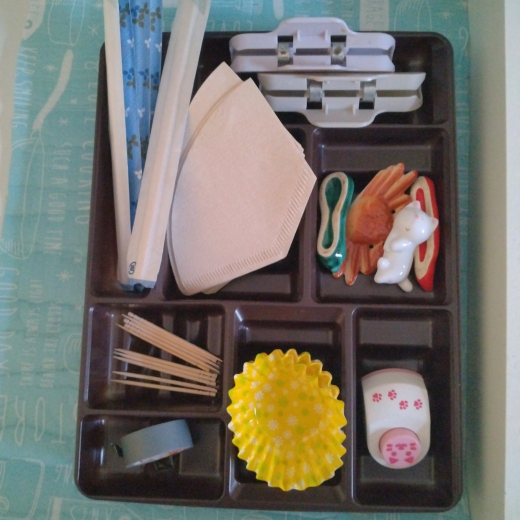 お菓子の箱の仕切りに入れた小物類