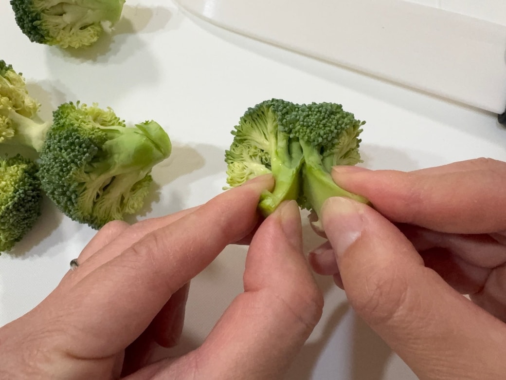 切り込みを開くようにして裂く