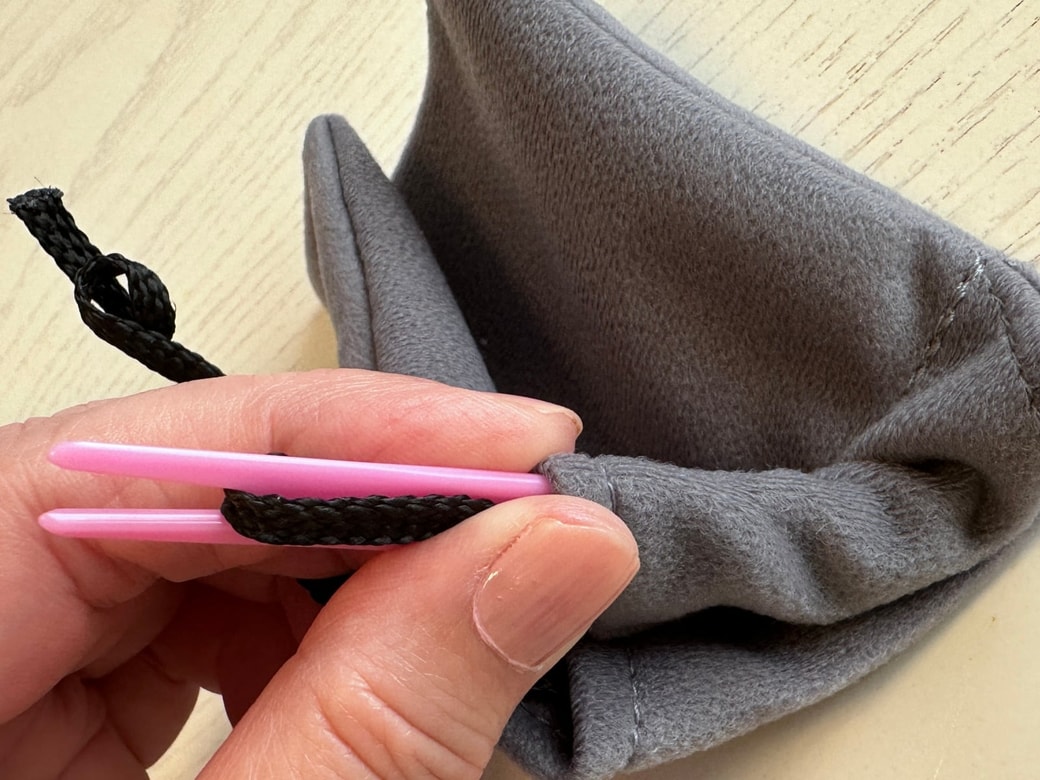 紐を引き抜きます