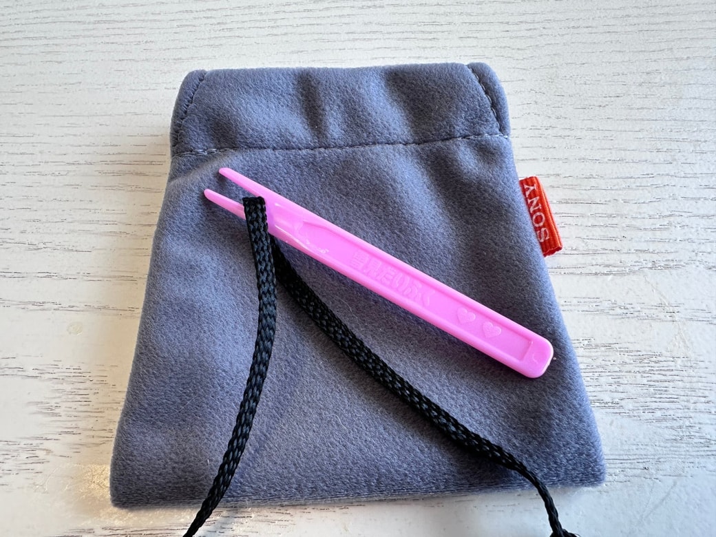 ピンクのフォークの先端にひもを引っかけたところ