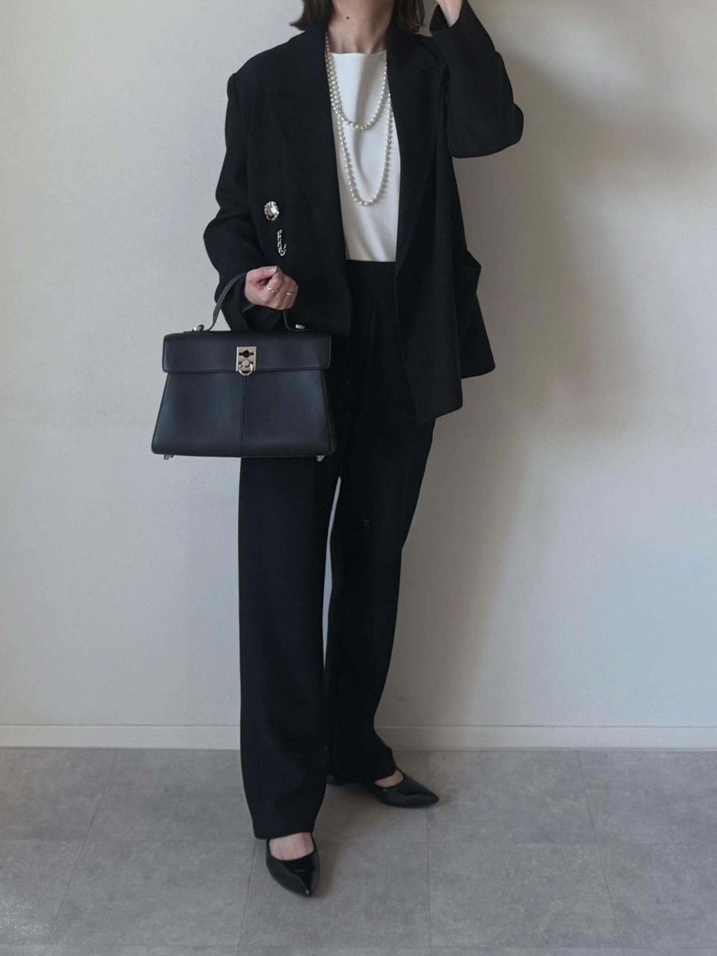 黒を基調にした、シンプルなハンサムコーデ。