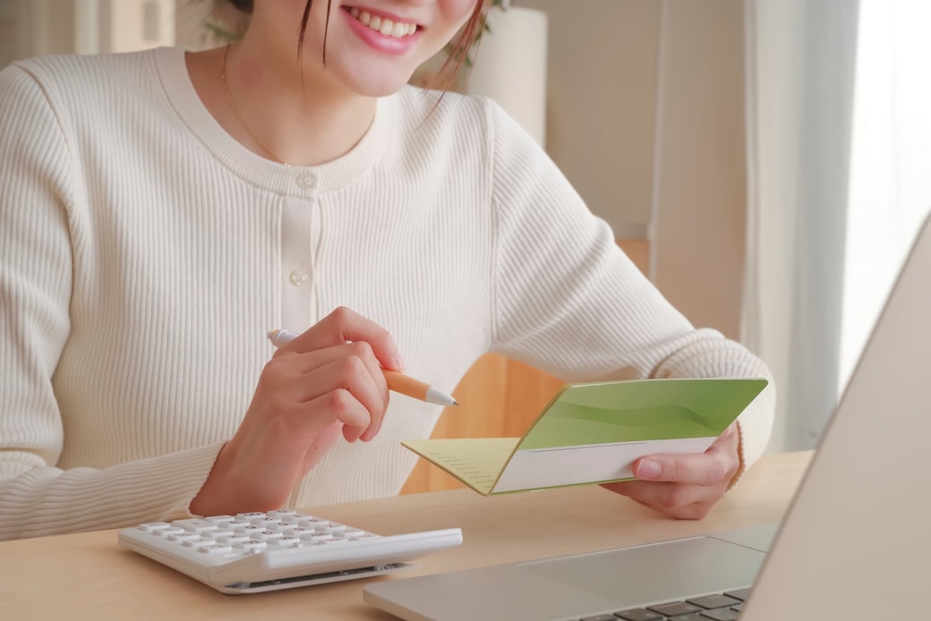 通帳を持つ女性