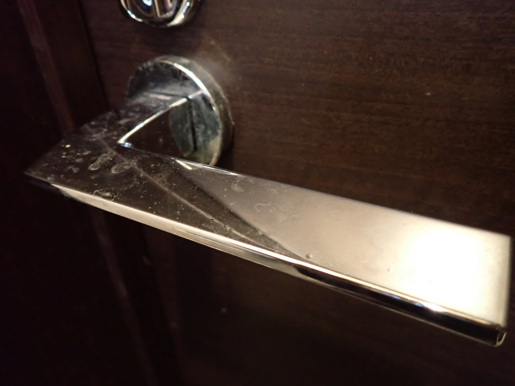 トイレの扉掃除