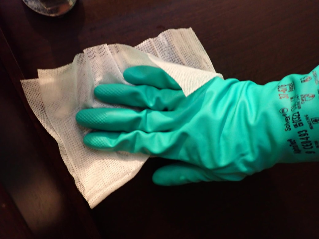 ワイパーシートでほこりをとる