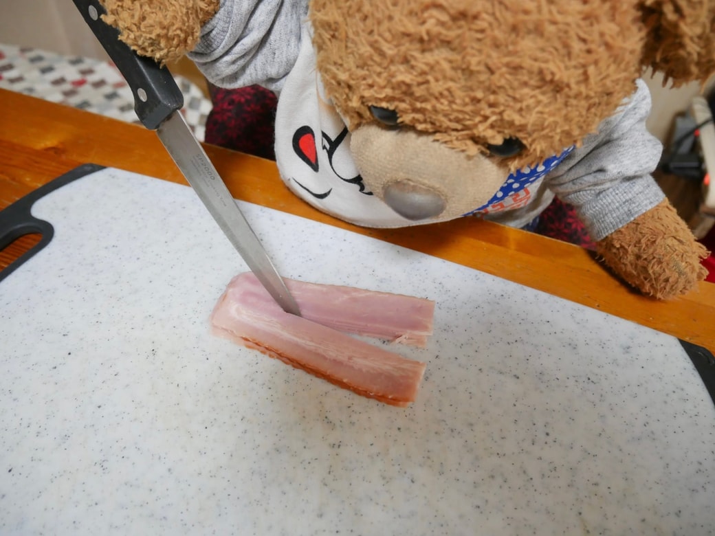 ベーコンを切る