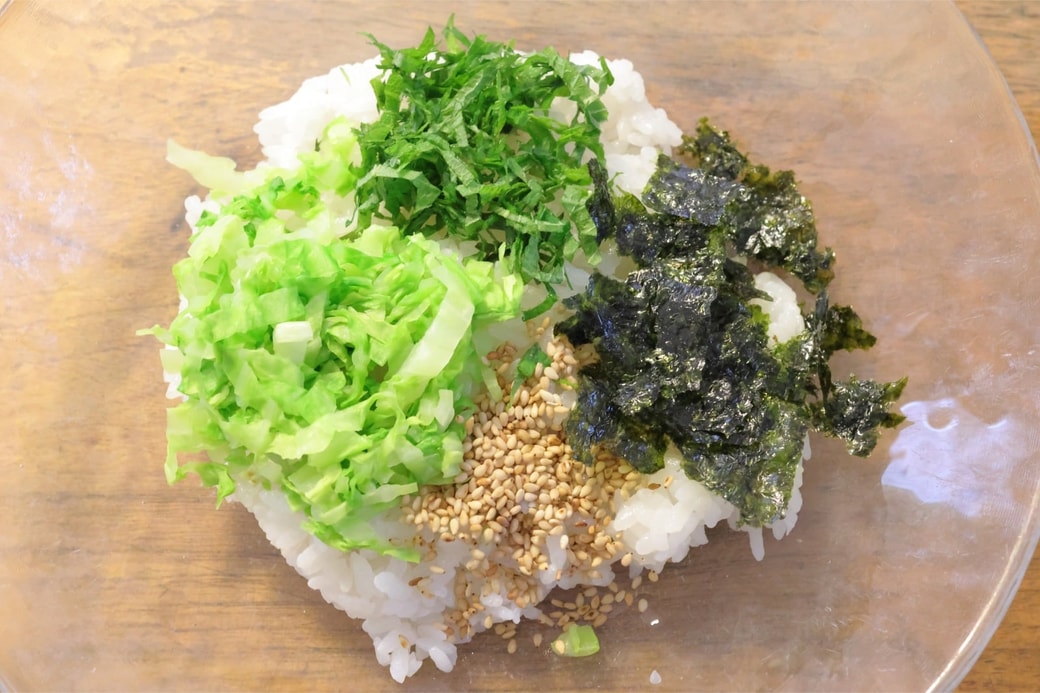 「キャベツと大葉と韓国のりのおにぎり」
