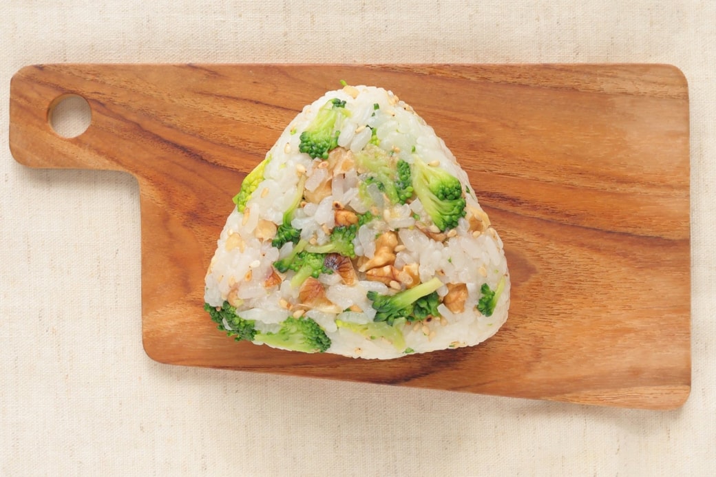 「ブロッコリーとくるみの味噌おにぎり」