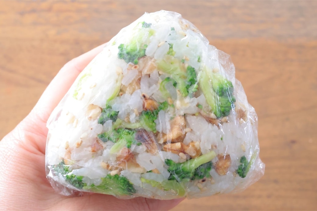 「ブロッコリーとくるみの味噌おにぎり」