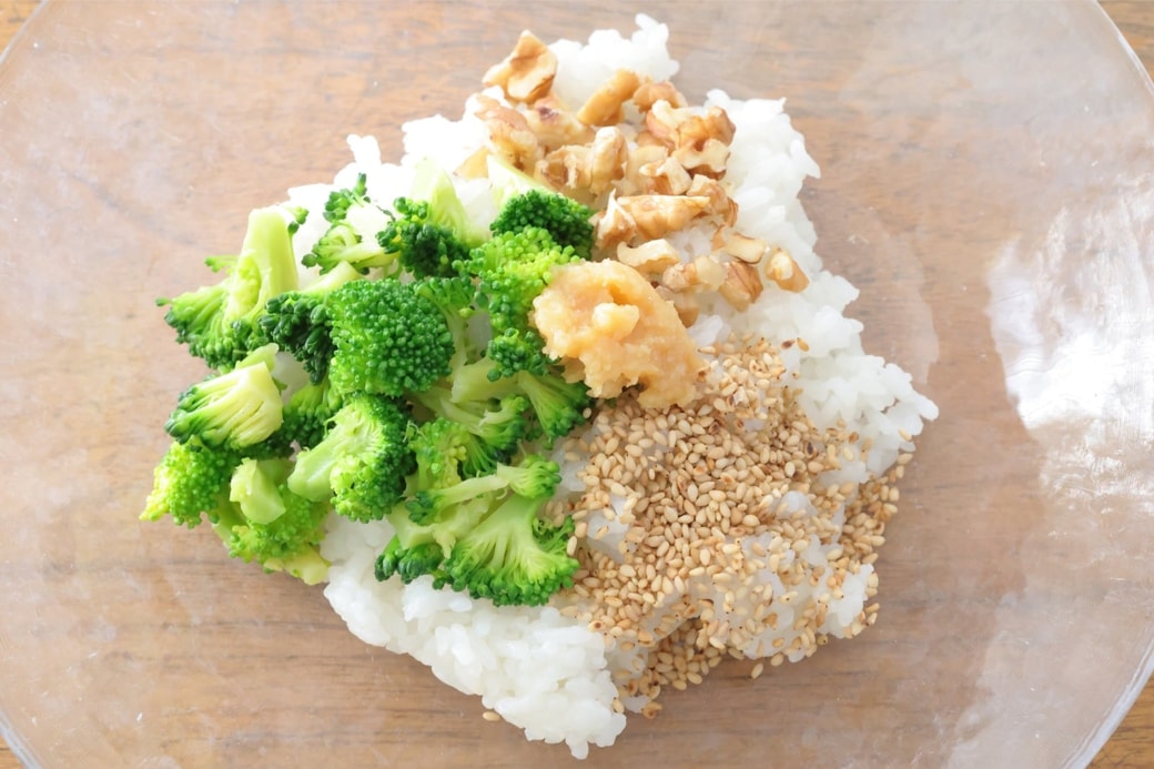 「ブロッコリーとくるみの味噌おにぎり」