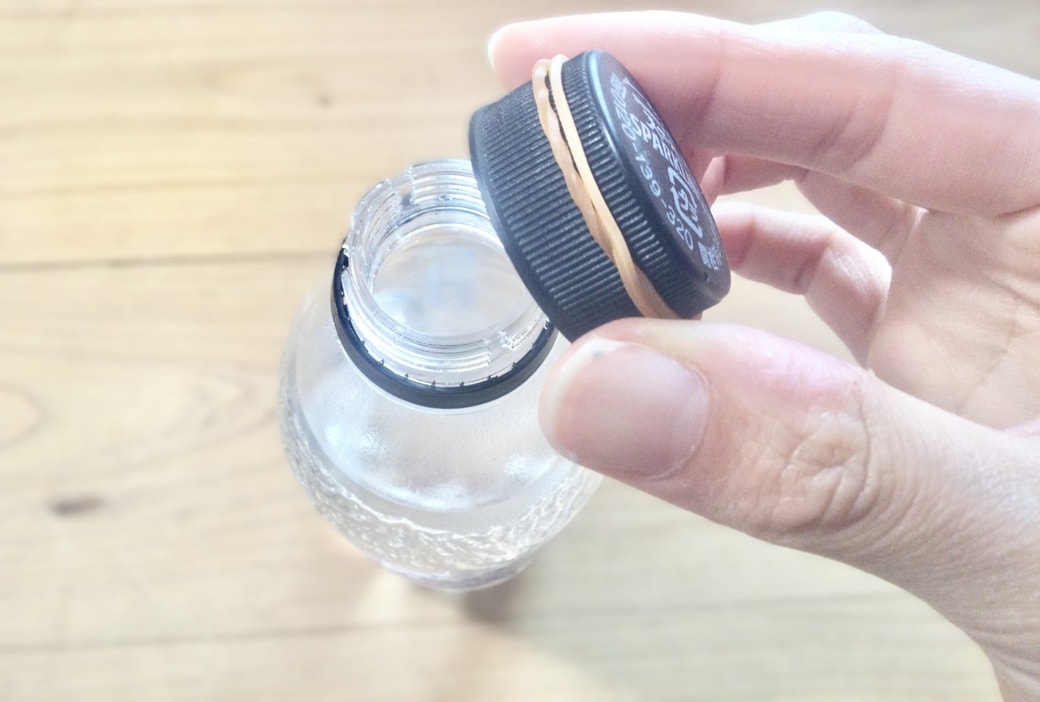 ペットボトルのフタに輪ゴムを巻く