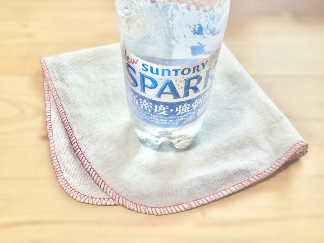 ペットボトルの下にふきんをしく