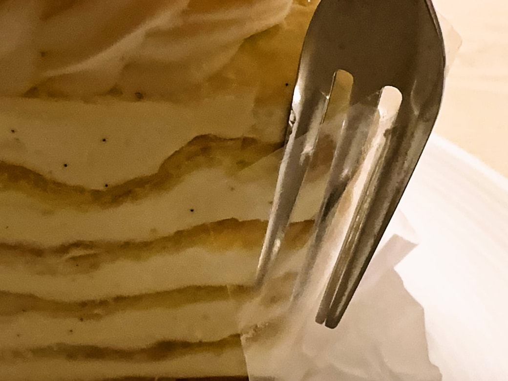 透明フィルムをフォークの先端にセットする