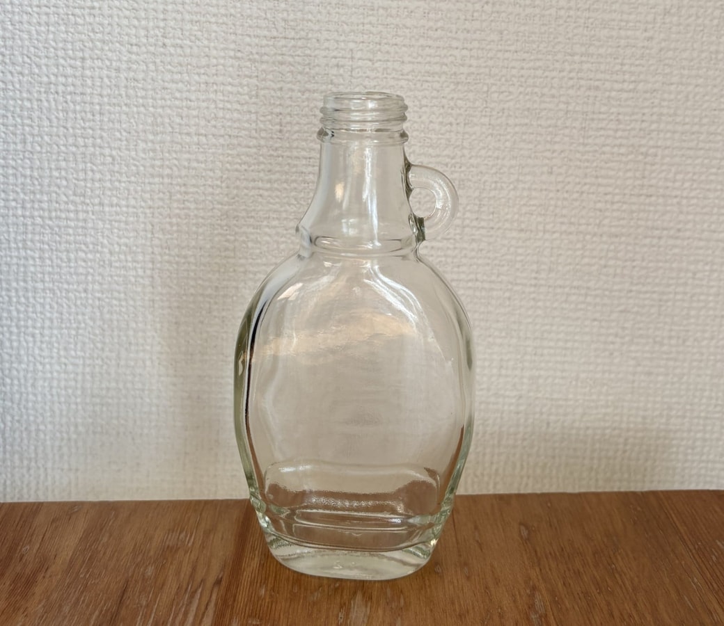 ラベルをはがしたメープルシロップの空き瓶
