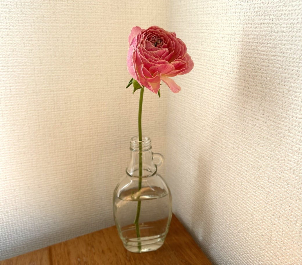 ラナンキュラスをさした瓶