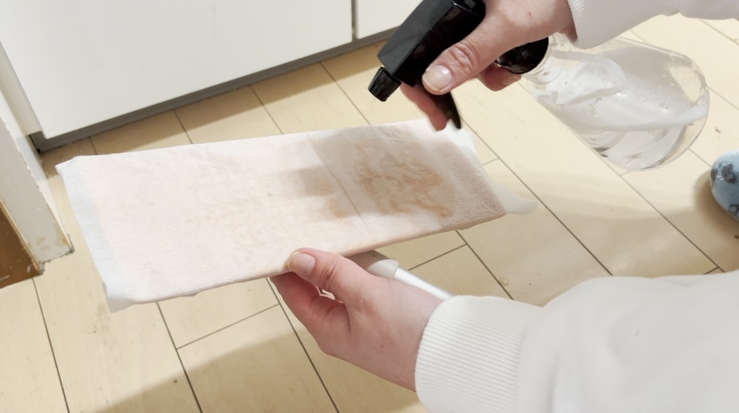 シート側にスプレーをする