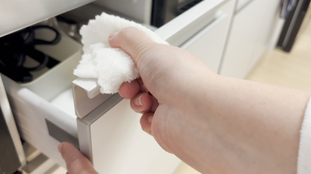 洗剤拭きをする