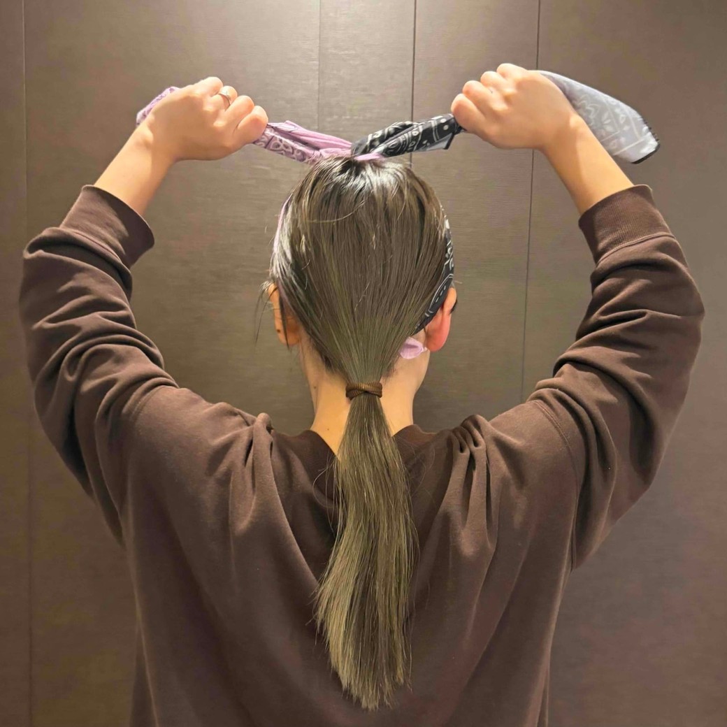 頭の上でバンダナをクロスしているところ