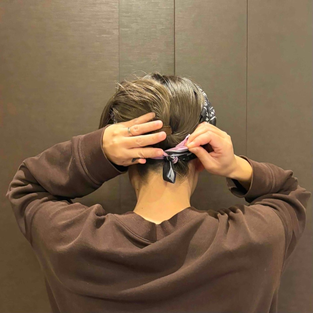 首の後ろで結んだところ