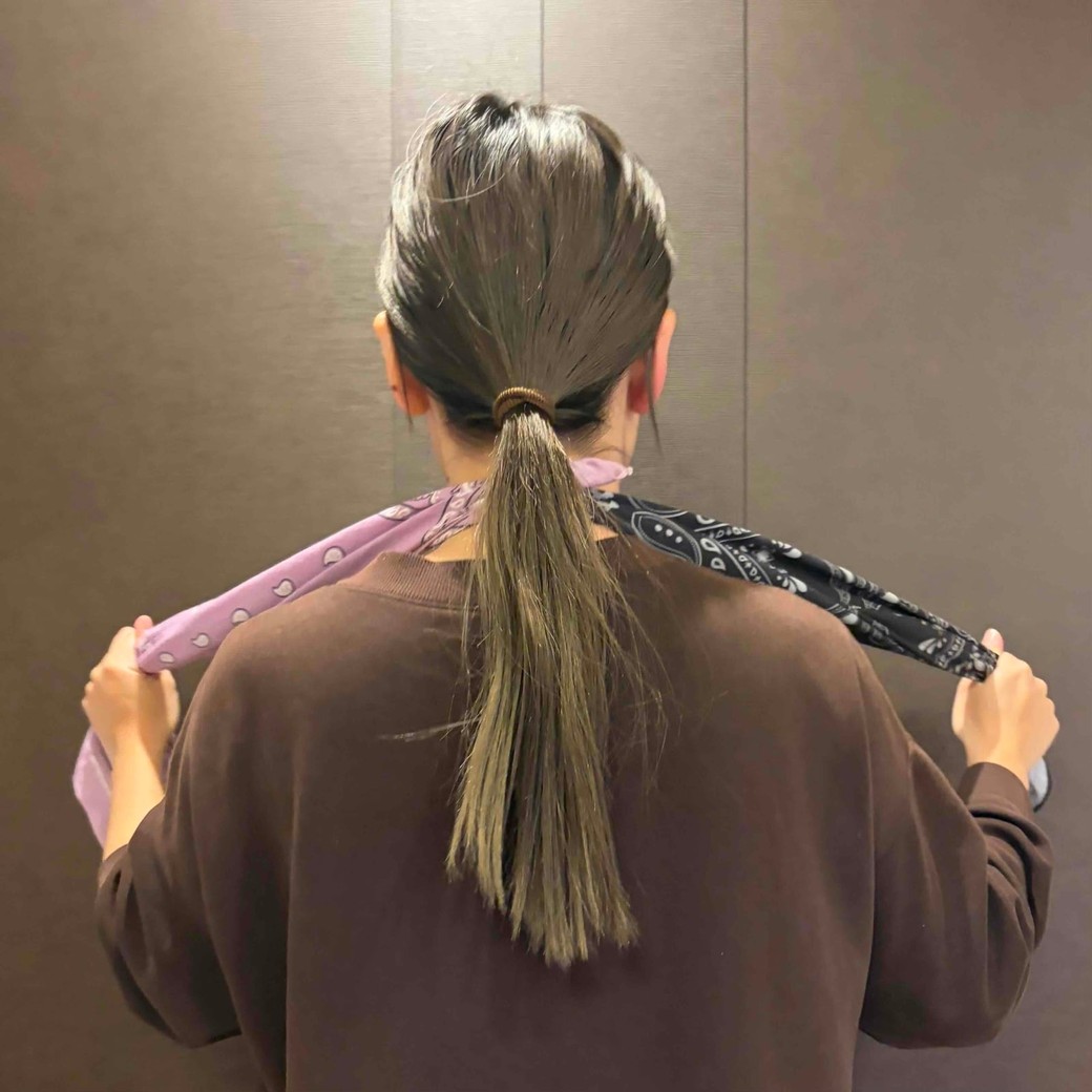 首の後ろにバンダナをまわしたところ