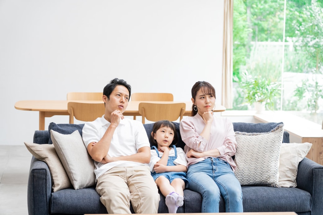悩む家族