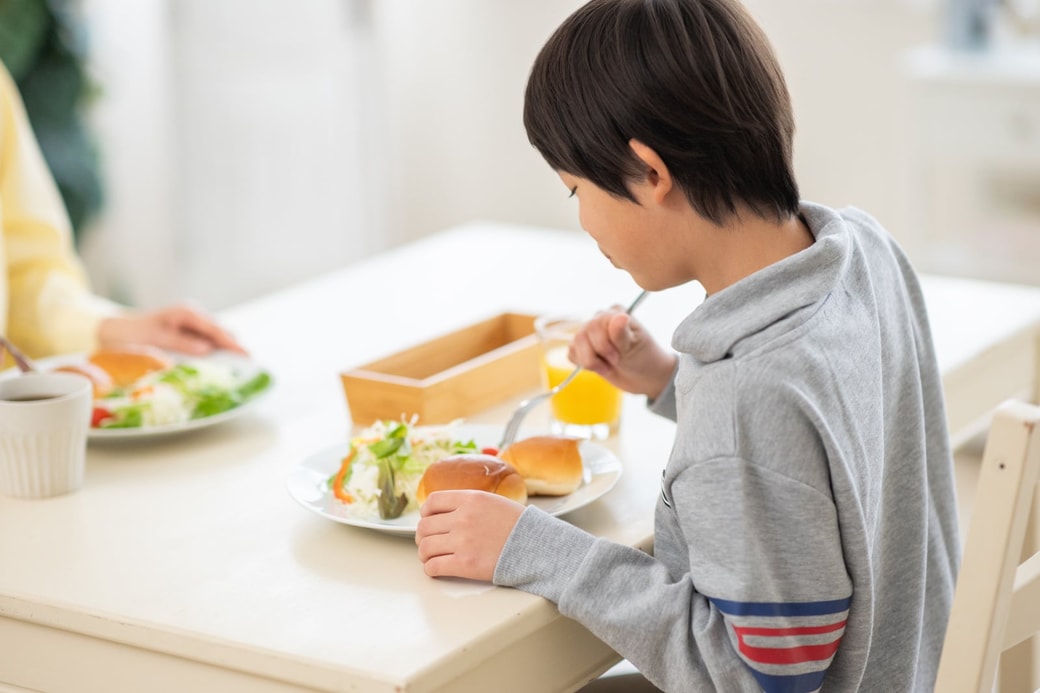 食事をする子ども