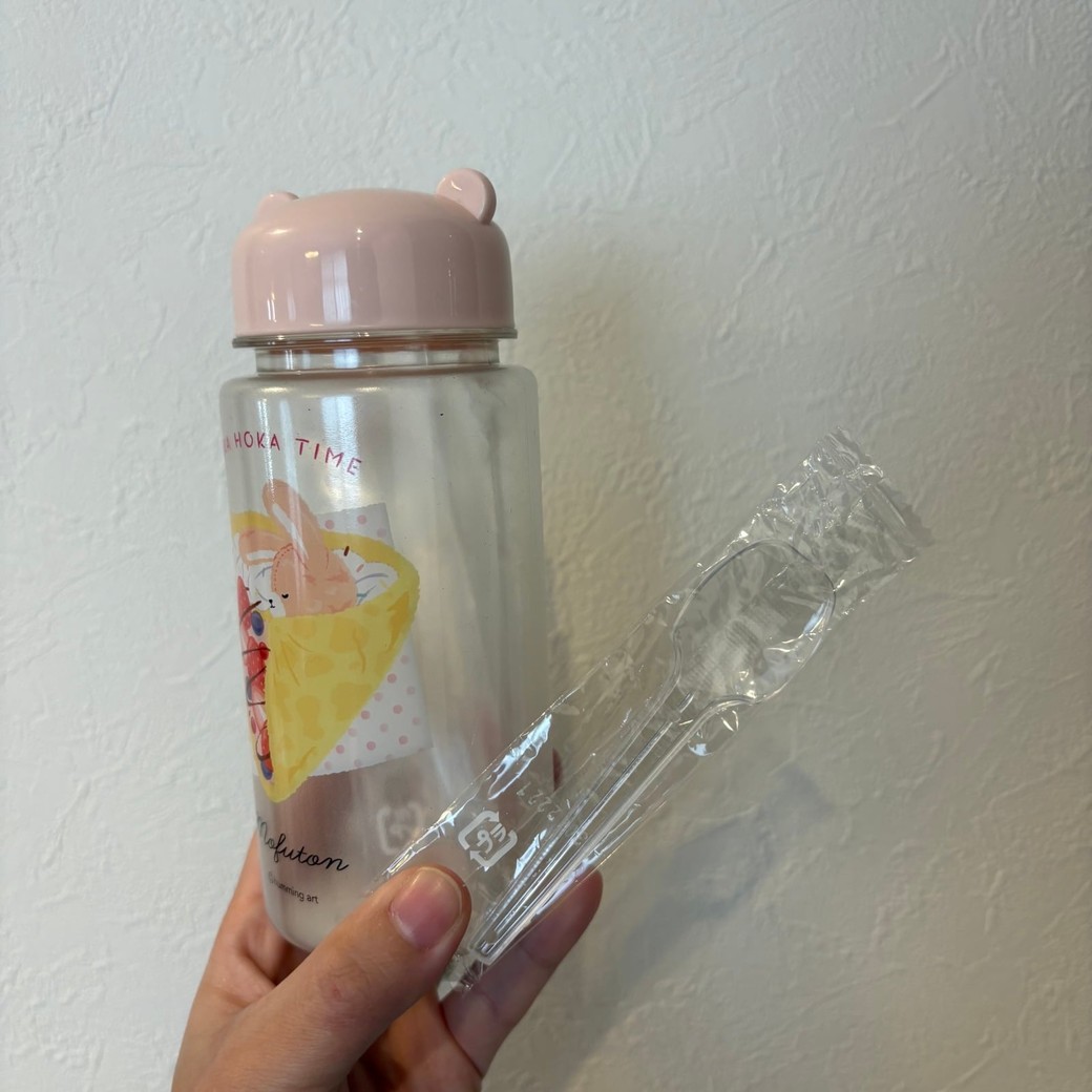 スプーンをドリンクボトルに入れているところ