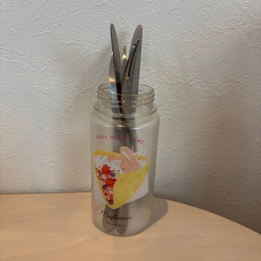 フォークとナイフをドリンクボトルに入れているところ