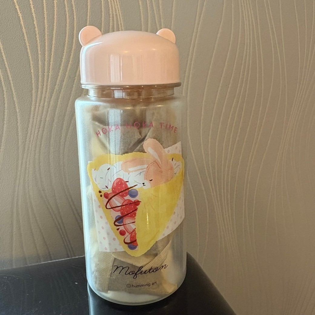 ドリンクボトルに麦茶パックを入れているところ