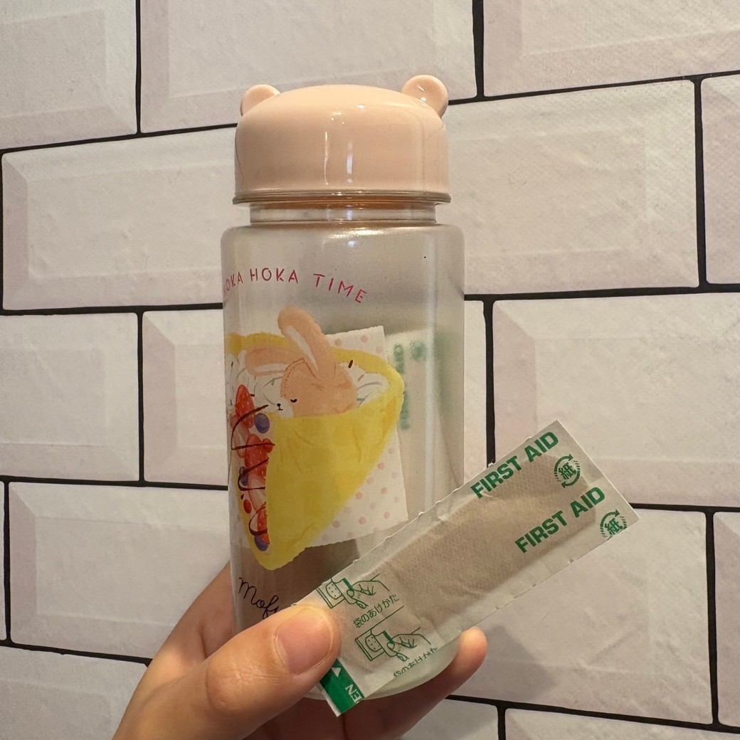 ドリンクボトルに絆創膏を入れているところ