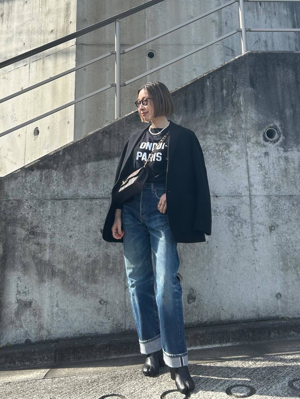 ダークカラーでまとめて大人っぽい雰囲気に。