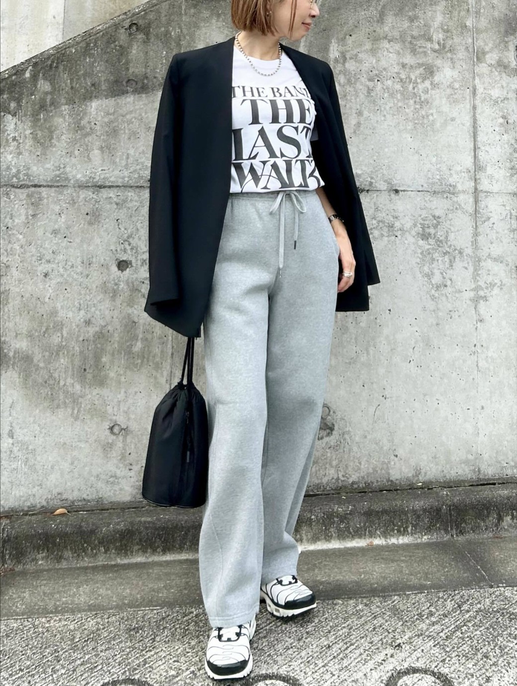 ラフに着崩すにはスウェットパンツ合わせが鉄板！