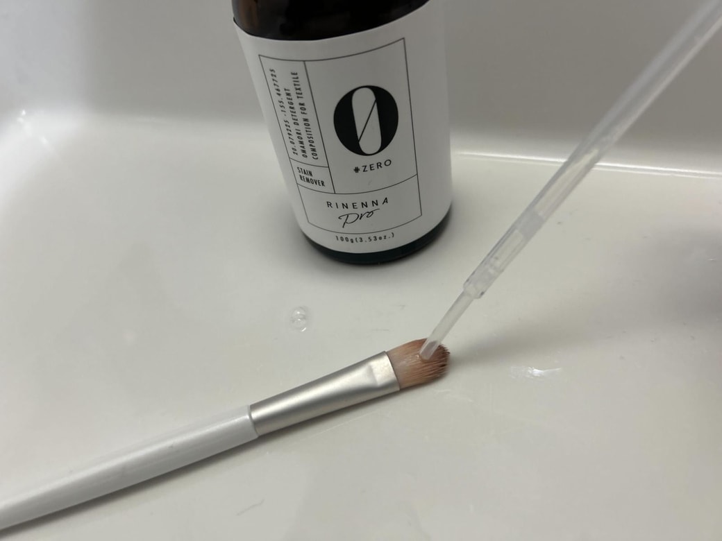 濡れたブラシに洗剤を塗布