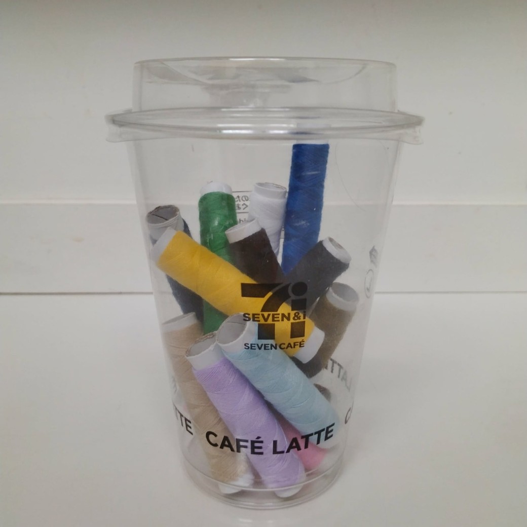 裁縫の糸を入れたカップ