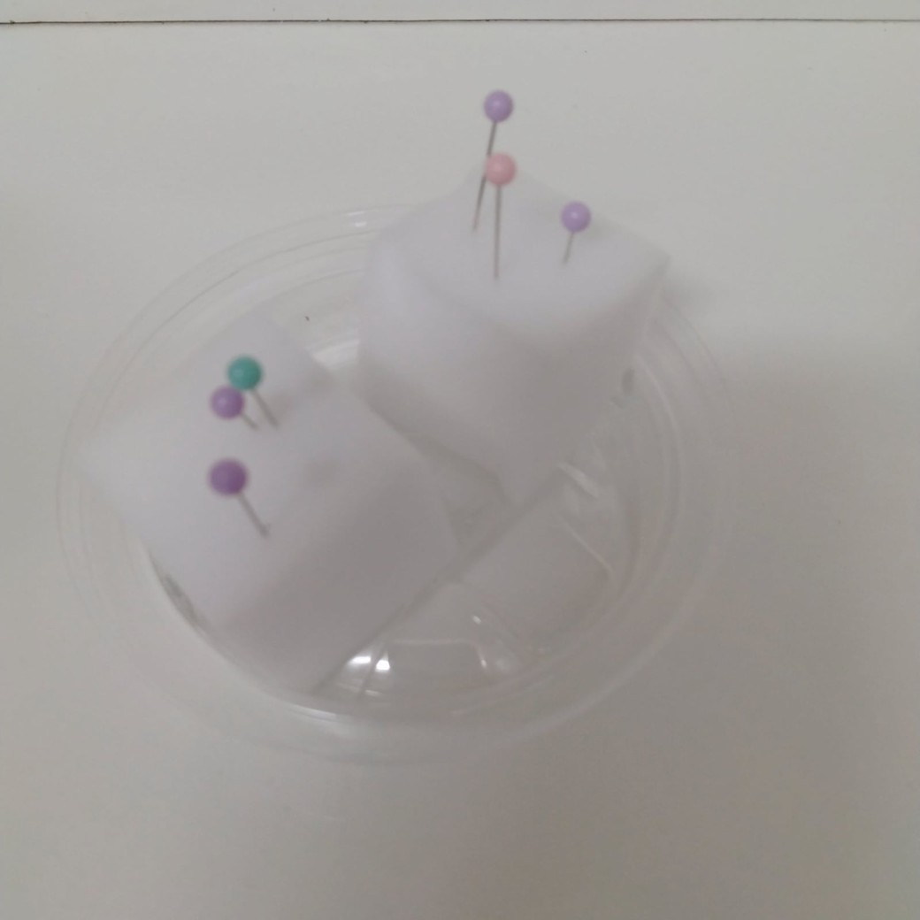 スポンジに刺したまち針