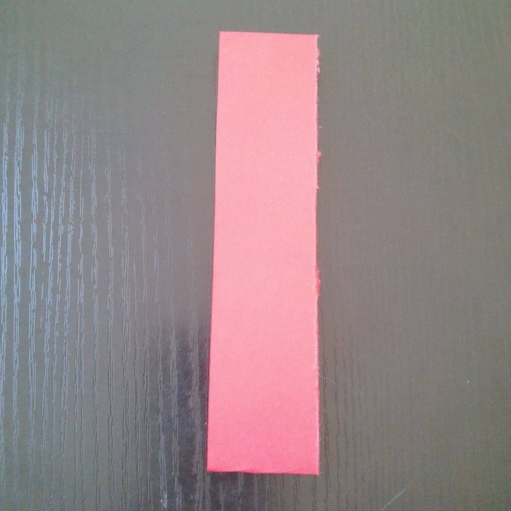 ハサミでカットした画用紙