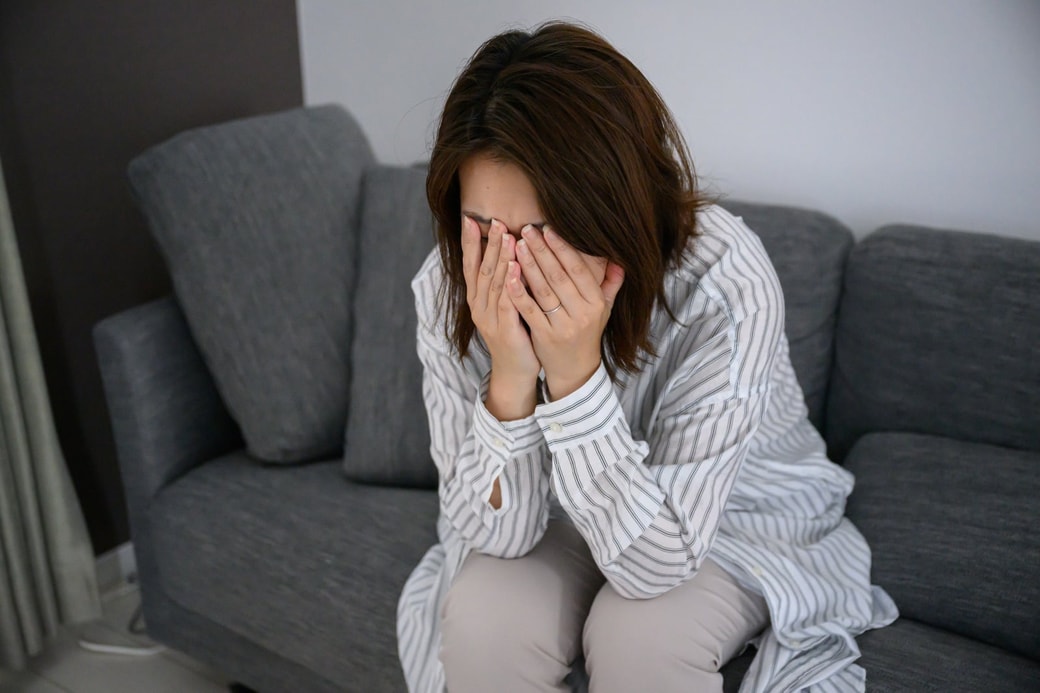落ち込む女性