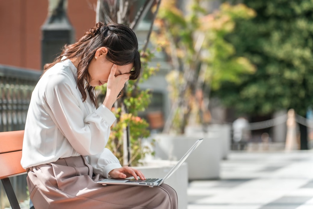 落ち込む女性