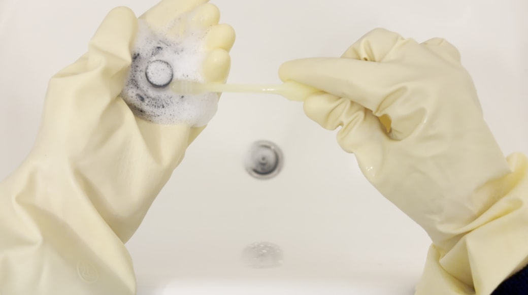 排水栓と入口部分を洗う