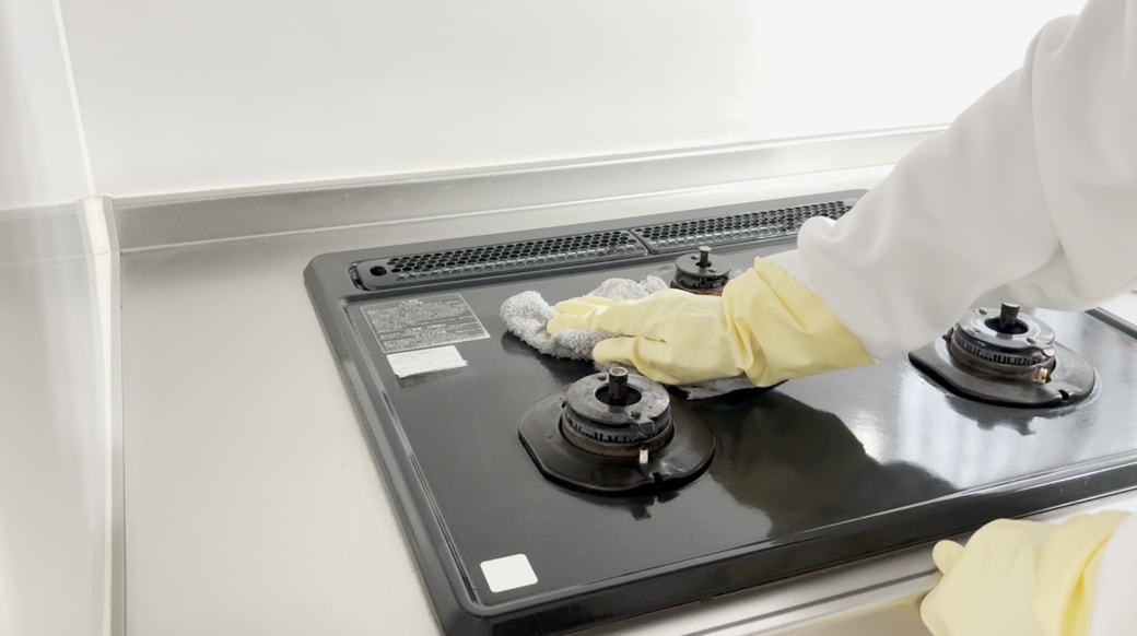 クロスで拭き取る