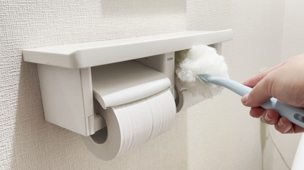 トイレホルダーの隙間のホコリを取り除く