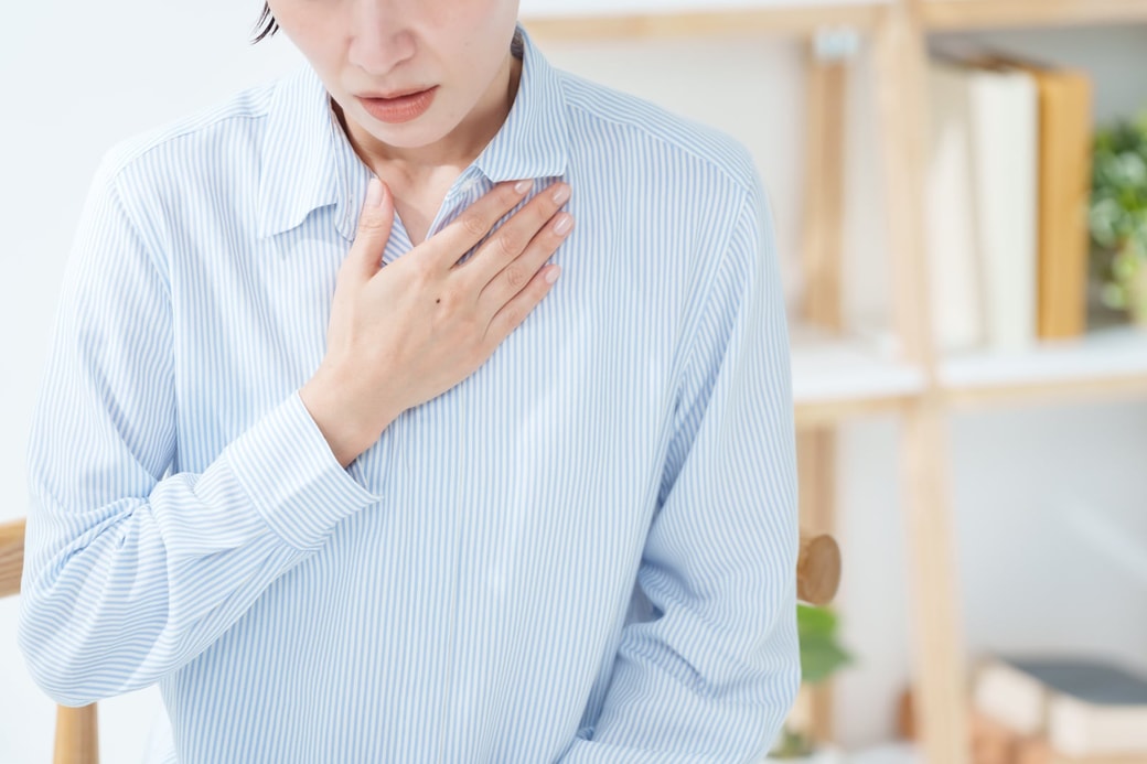 胸に手を当てる人